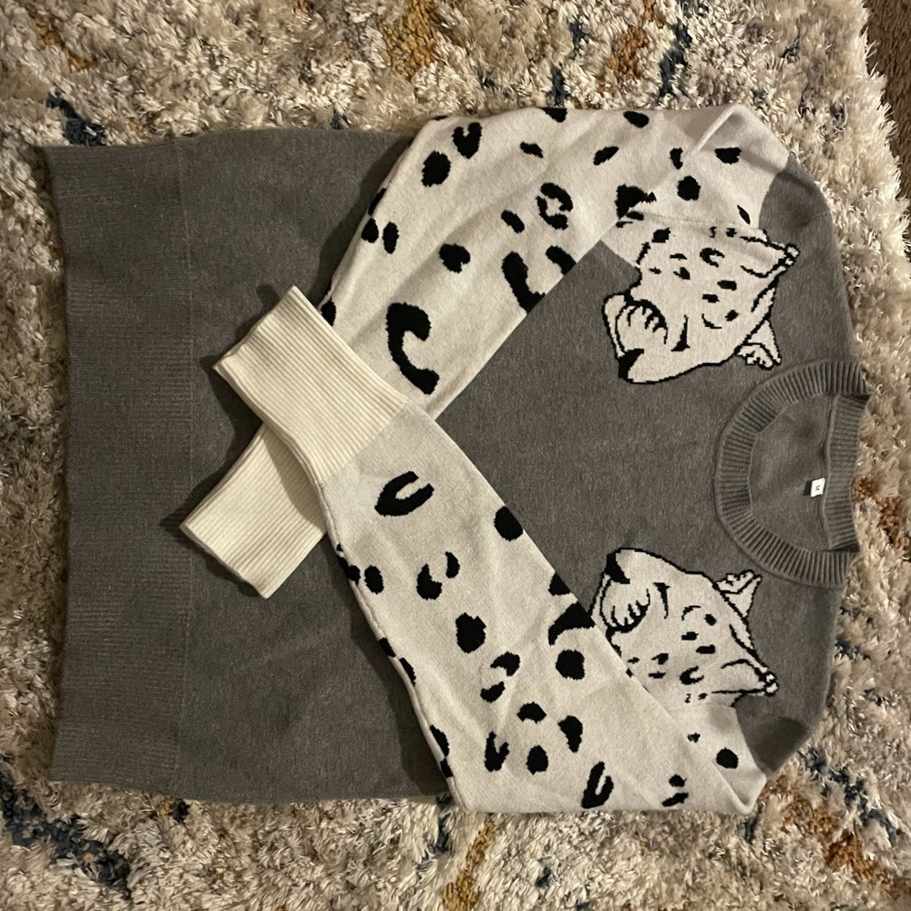 NWOT Cheetah sleeve sweater